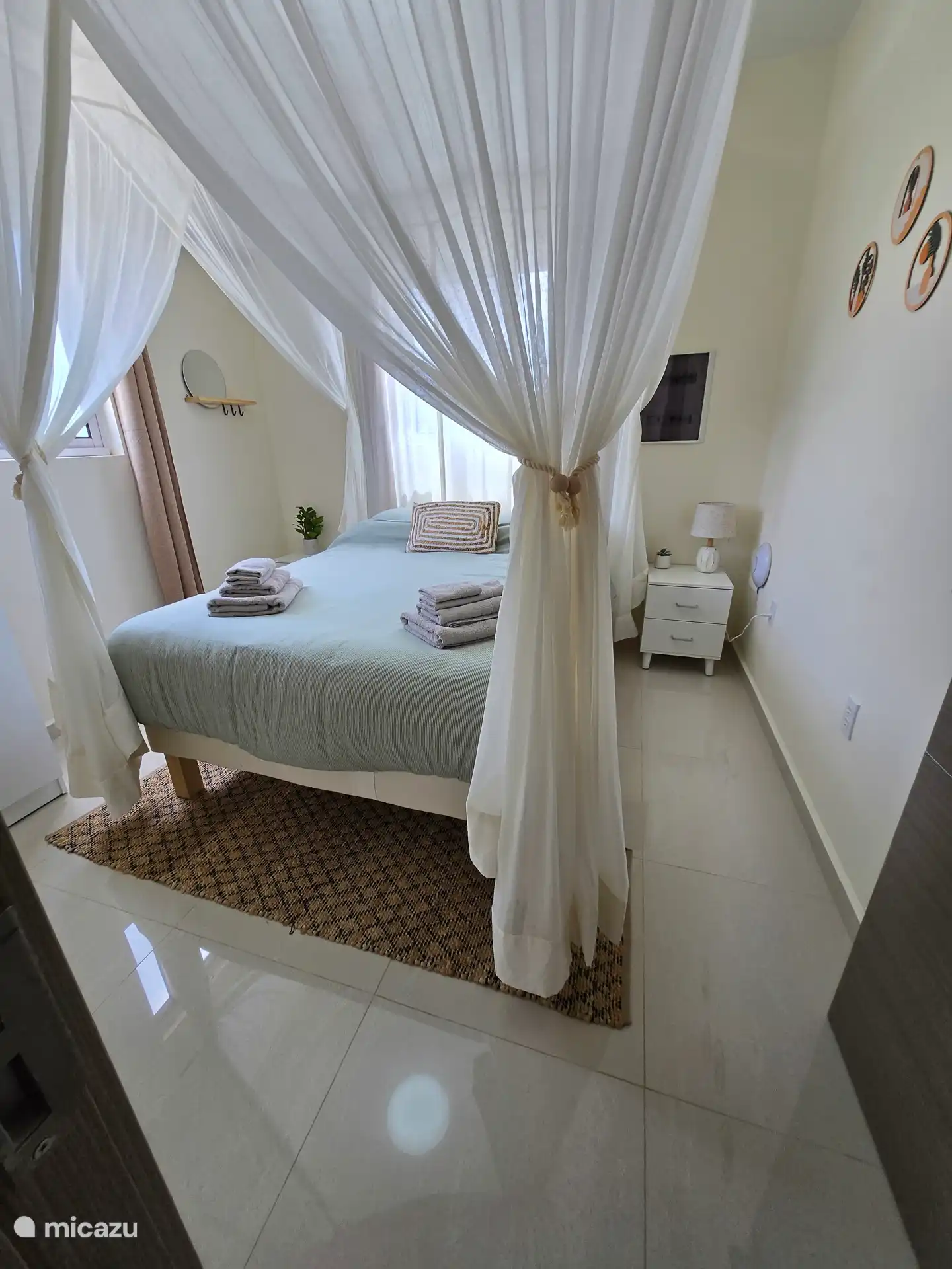 Slaapkamer voorzien van tweepersoonsbed smart tv, kluisje, make up spiegel, airconditioning 