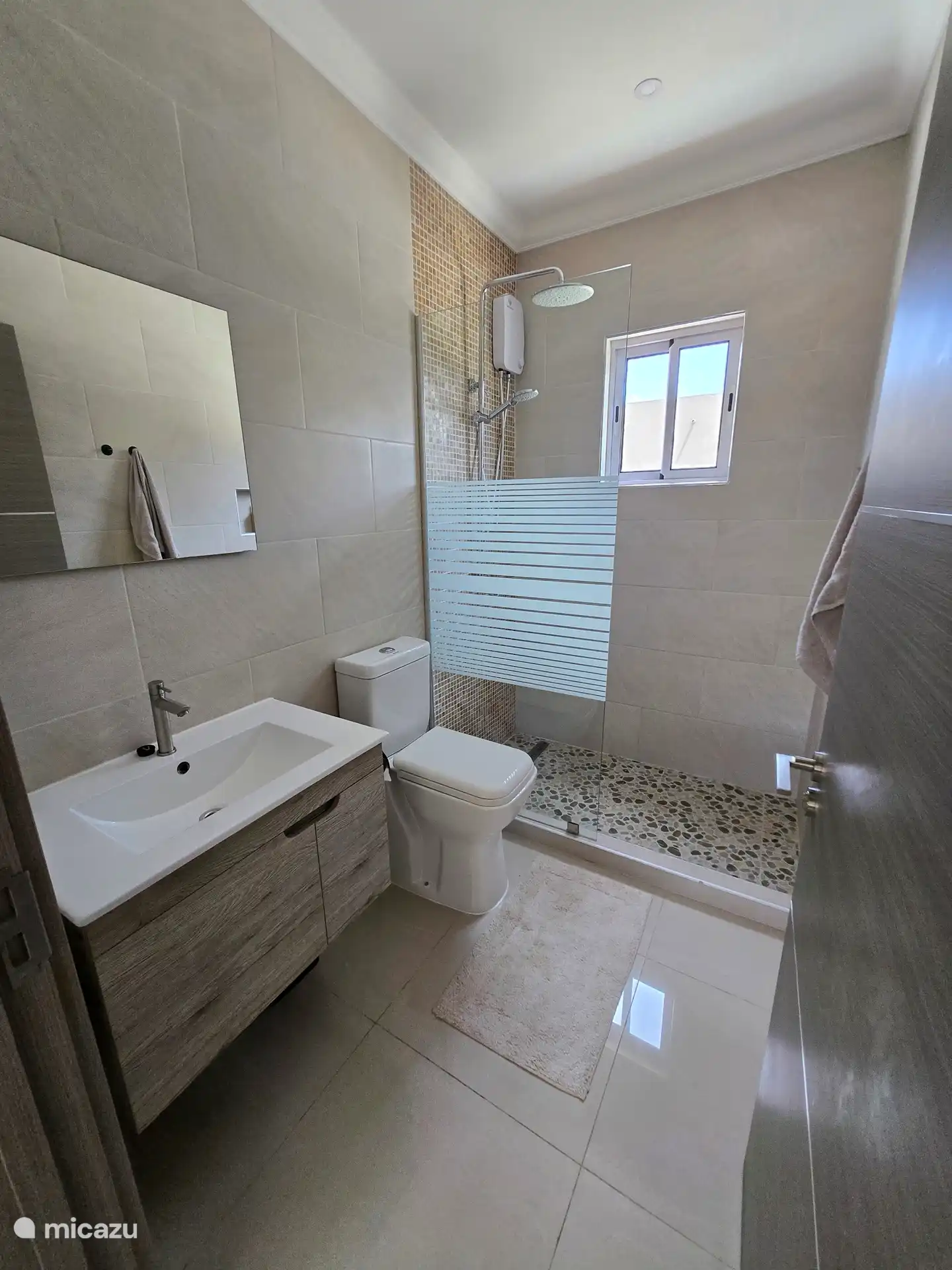 Moderne badkamer met inloopdouche, wastafel en toilet