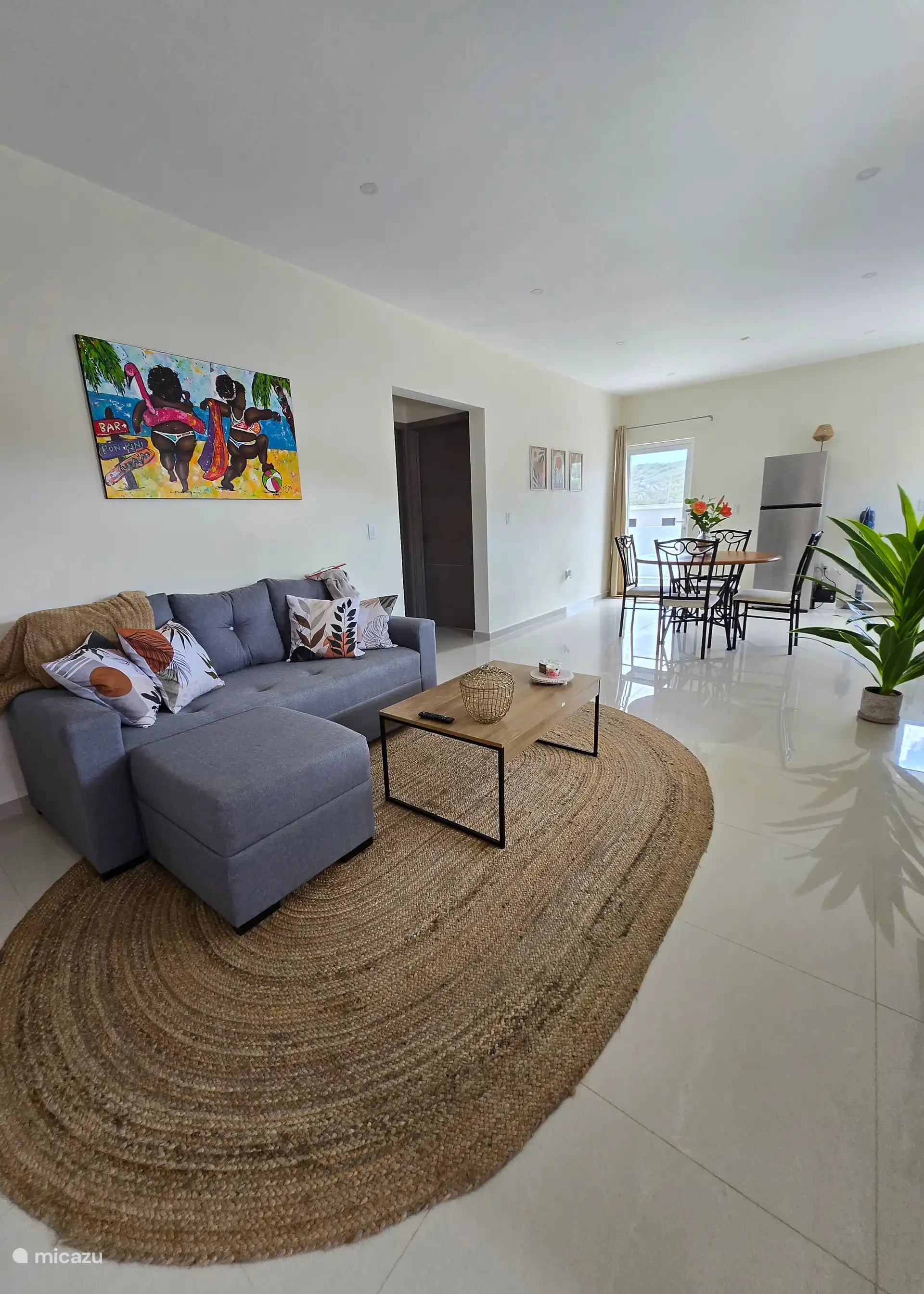 Ruime woonkamer & open keuken van alle gemakken voorzien 