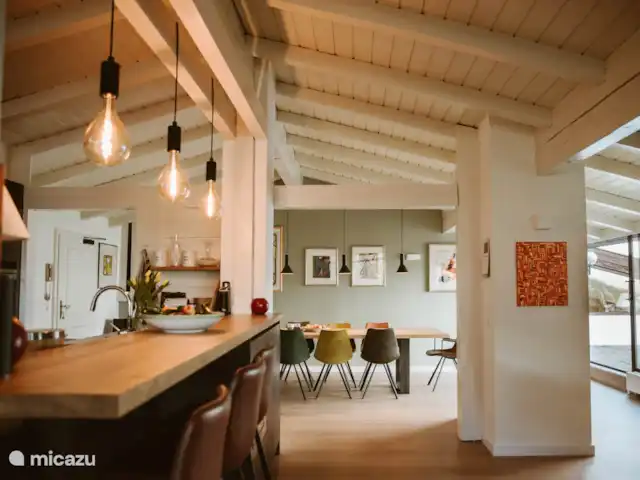 Ático de montaña Tirol en Austria, Tirol, Axams - apartamento Cocina abierta y gran mesa de comedor con 8 sillas