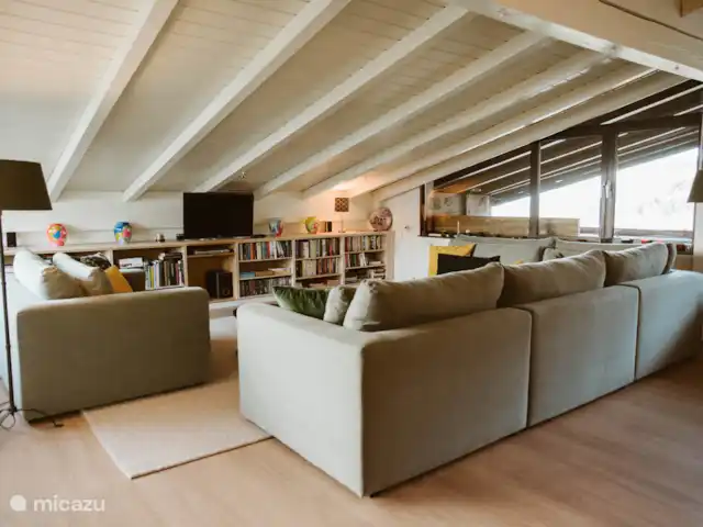 Ático de montaña Tirol en Austria, Tirol, Axams - apartamento Amplia sala de estar con sofá de esquina y sofá de dos plazas de 1.5. TV con servicios de streaming y Google TV