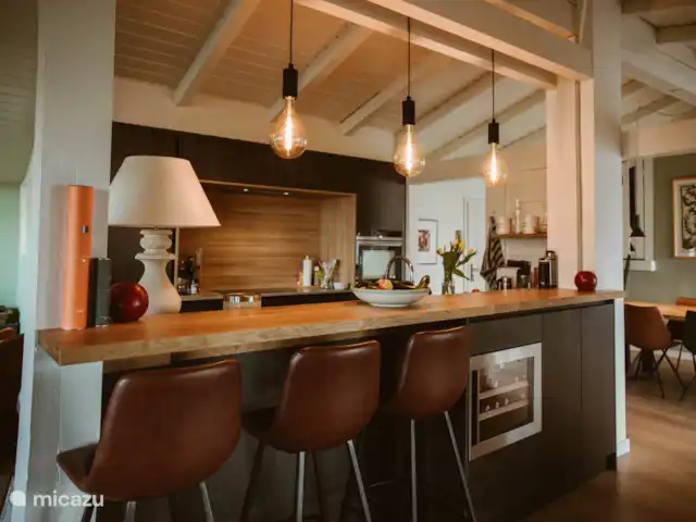 Ático de montaña Tirol en Austria, Tirol, Axams - apartamento Cocina abierta con sillas de bar y nevera para vinos