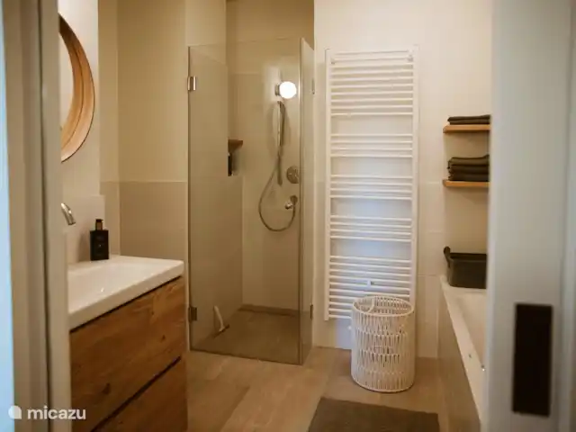 Ático de montaña Tirol en Austria, Tirol, Axams - apartamento Segundo baño con inodoro, ducha y bañera