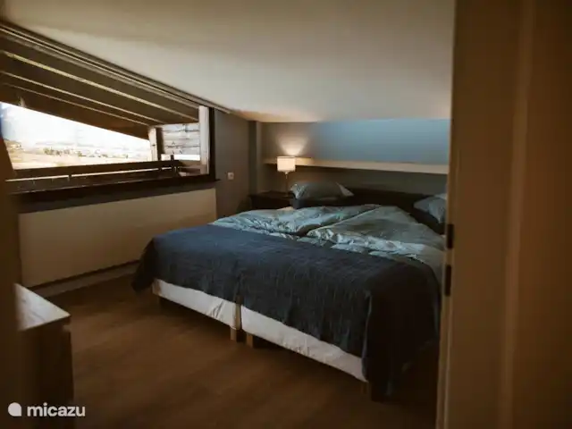 Ático de montaña Tirol en Austria, Tirol, Axams - apartamento Amplio dormitorio con balcón
