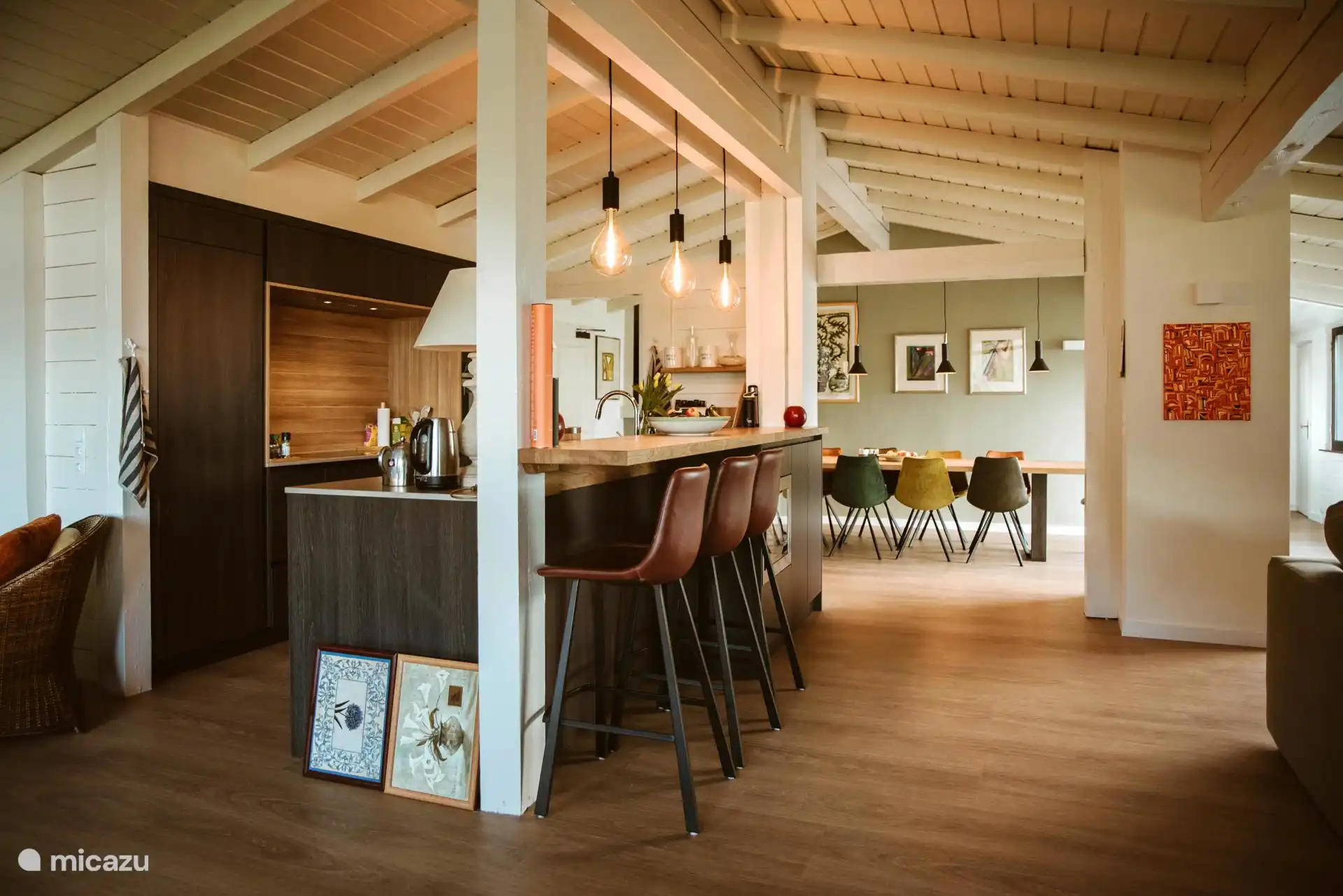 Open kitchen with bar