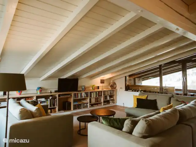Ático de montaña Tirol en Austria, Tirol, Axams - apartamento Amplia sala de estar con sofás y smart TV