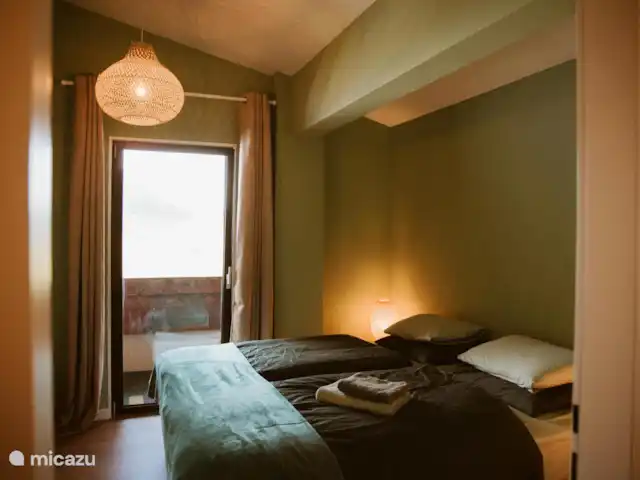 Ático de montaña Tirol en Austria, Tirol, Axams - apartamento Amplio dormitorio con balcón