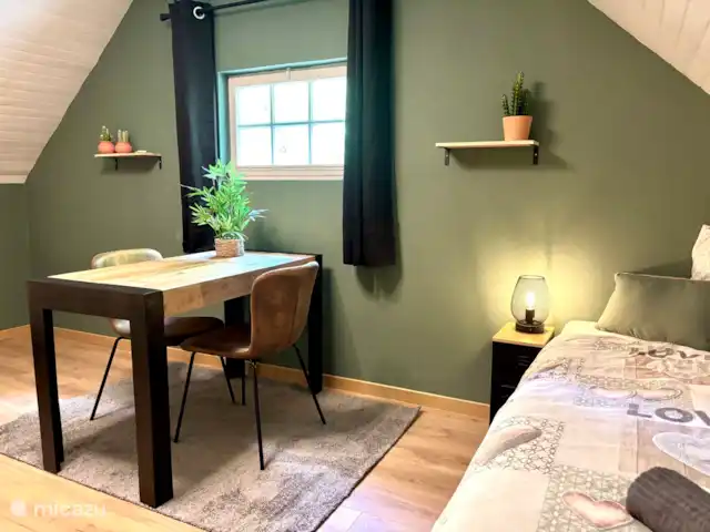 Location de Vacances France, Dordogne, Château-l'Évêque, appartement -  Pumbaa 8 min. du centre de Périgueux Salle à manger/chambre : avec 2 lits 80x200, table à manger et ventilateur de plafond