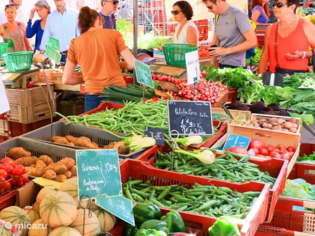 Location de Vacances France, Dordogne, Château-l'Évêque, appartement -  Pumbaa 8 min. du centre de Périgueux Il y a un marché quelque part tous les jours