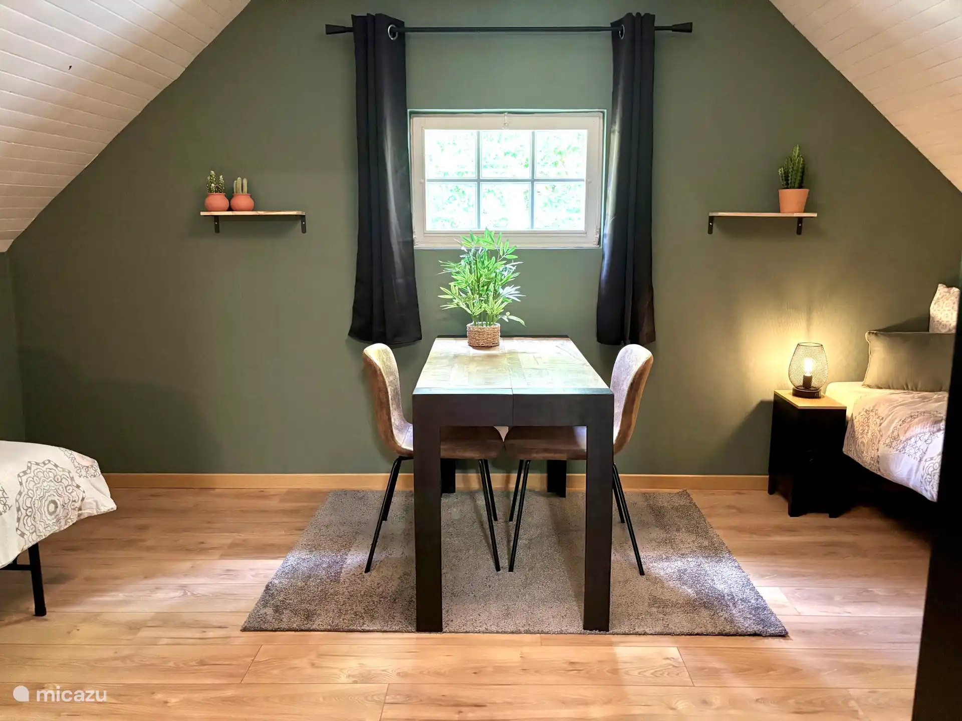 Eet-/slaapkamer: met 2 bedden 80x200, grote kast en eettafel.