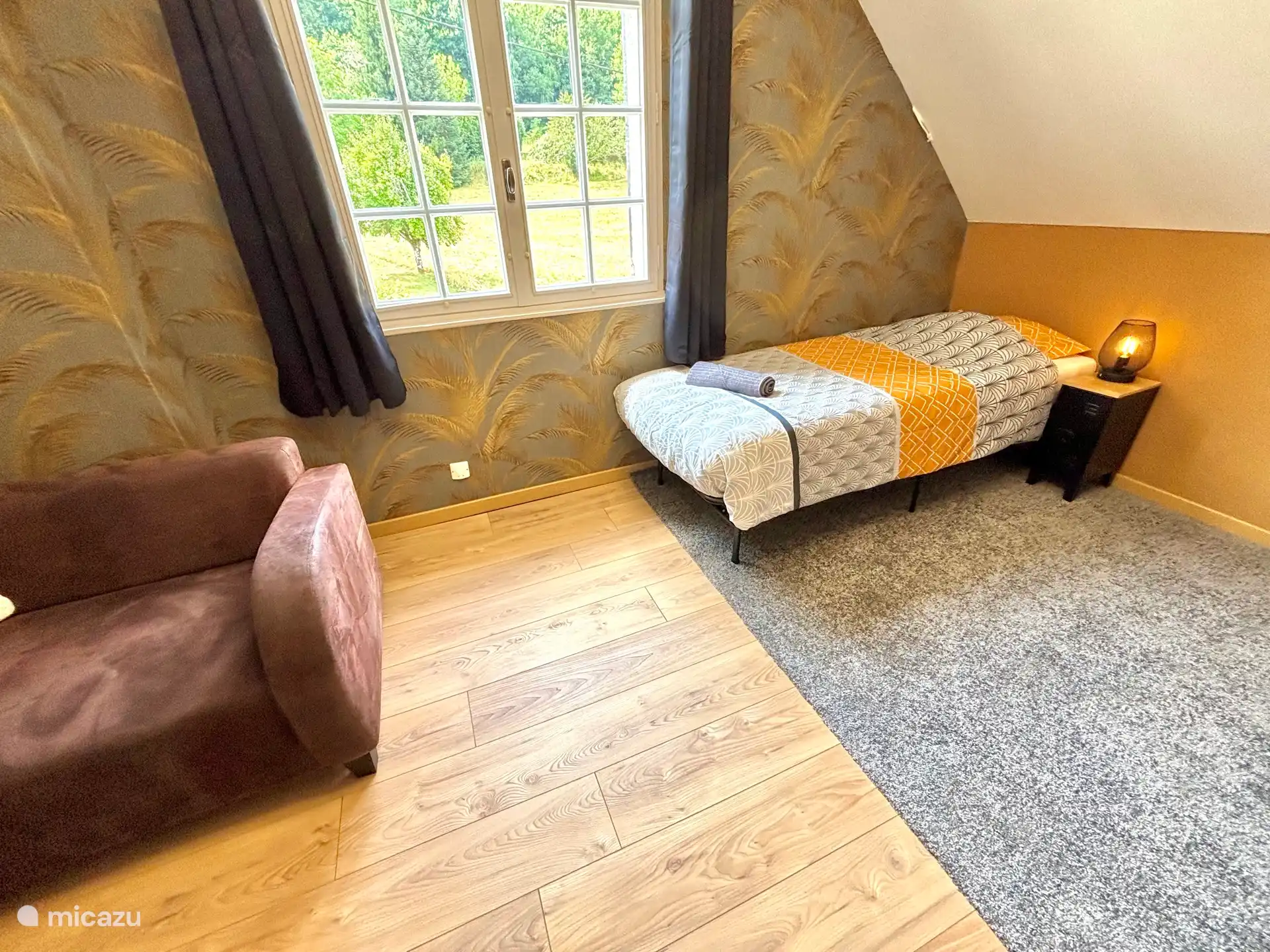 Zit-/slaapkamer: met 2 bedden 80x200, bank, grootbeeld smart TV en plafondventilator of.....