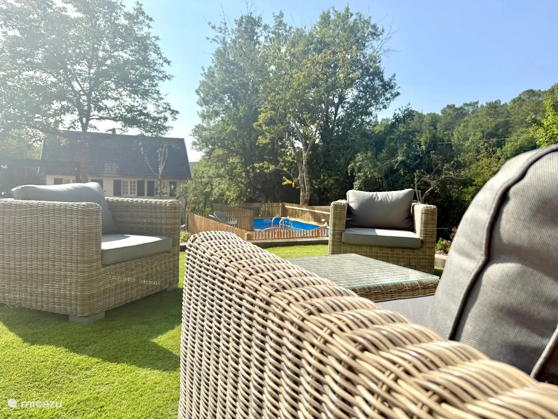 Vanaf het loungeterras veel overzicht over het terrein en het zwembad