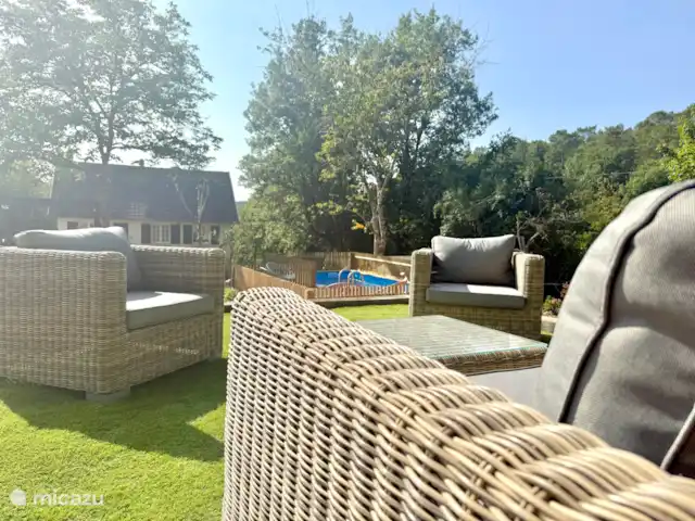 Location de Vacances France, Dordogne, Château-l'Évêque, appartement -  Pumbaa 8 min. du centre de Périgueux De la terrasse du salon, beaucoup de vue sur le parc et la piscine