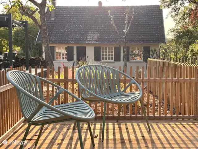 Location de Vacances France, Dordogne, Château-l'Évêque, appartement -  Pumbaa 8 min. du centre de Périgueux Terrasse de la piscine