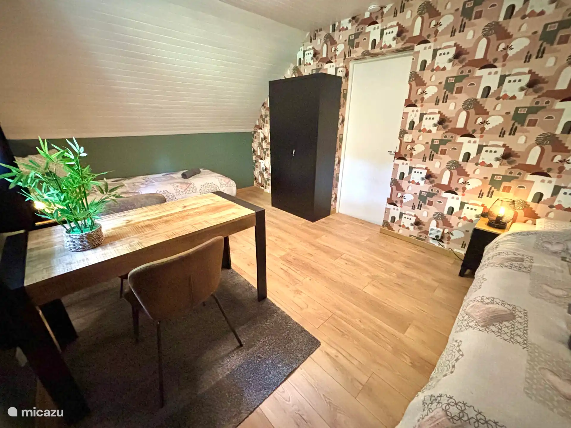 Eet-/slaapkamer met plafondventilator:  met 2 bedden 80x200, kast en eettafel.