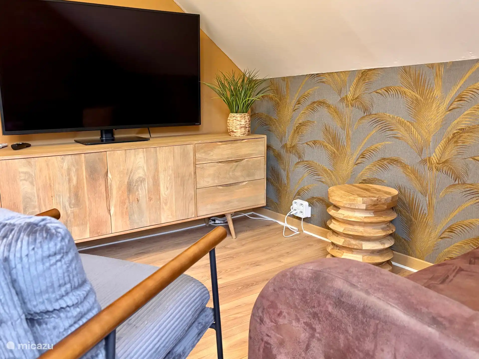 Zit-/slaapkamer: voorzien van grootbeeld smart TV en zitje.