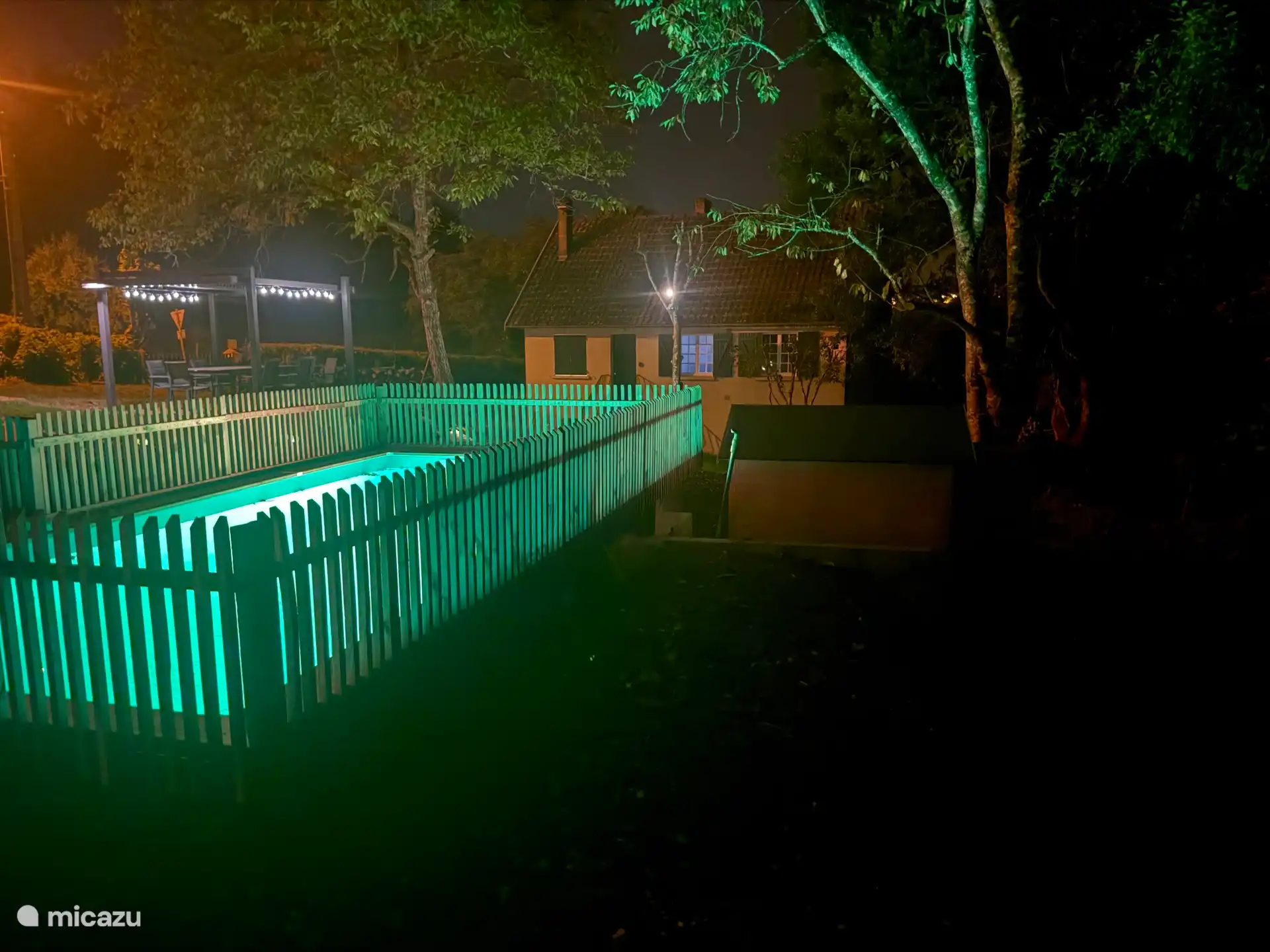 Piscine privée la nuit