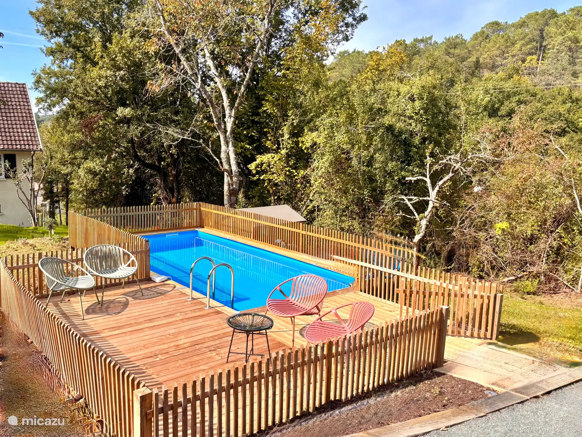 Desde la terraza del salón se puede ver una buena vista de la piscina y los terrenos.