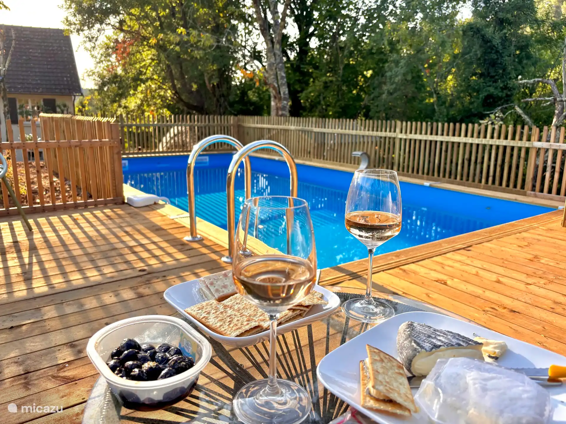 Terraza junto a la piscina privada