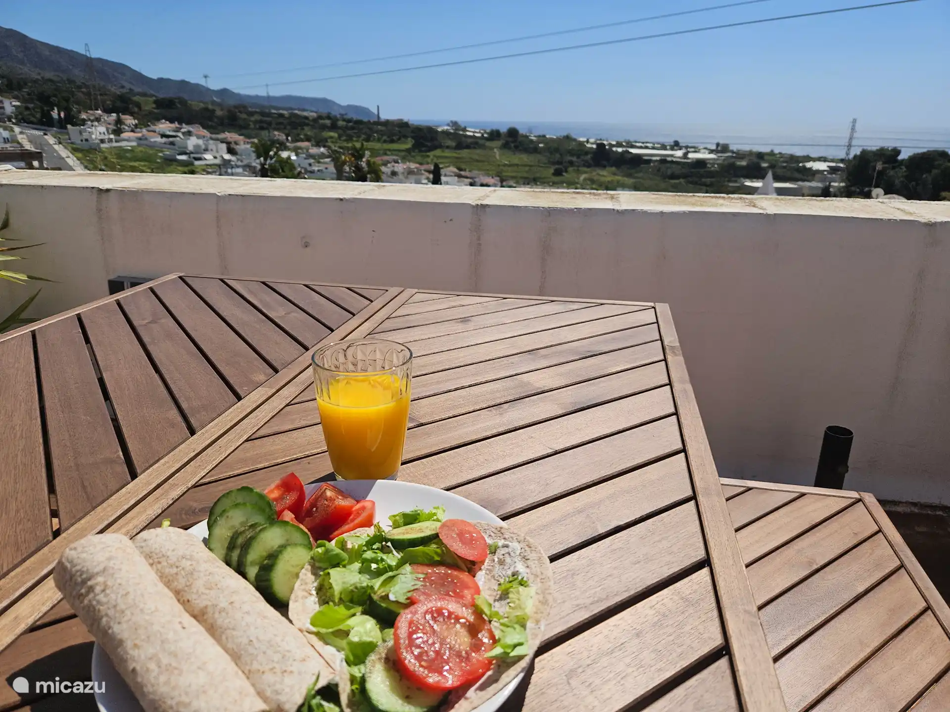 Aussichtsterrasse oben, Berge und Meer