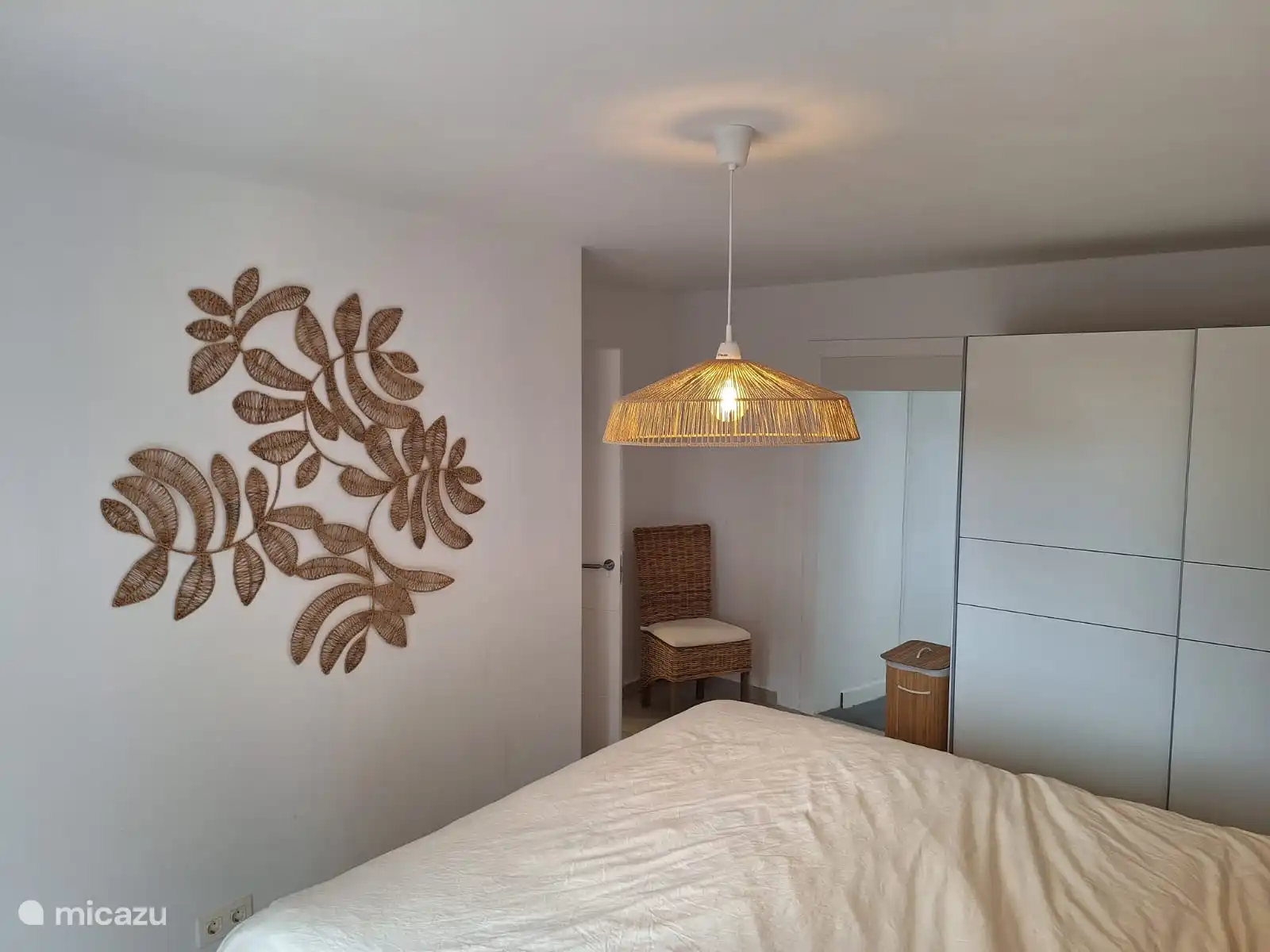 el dormitorio principal desde el otro lado