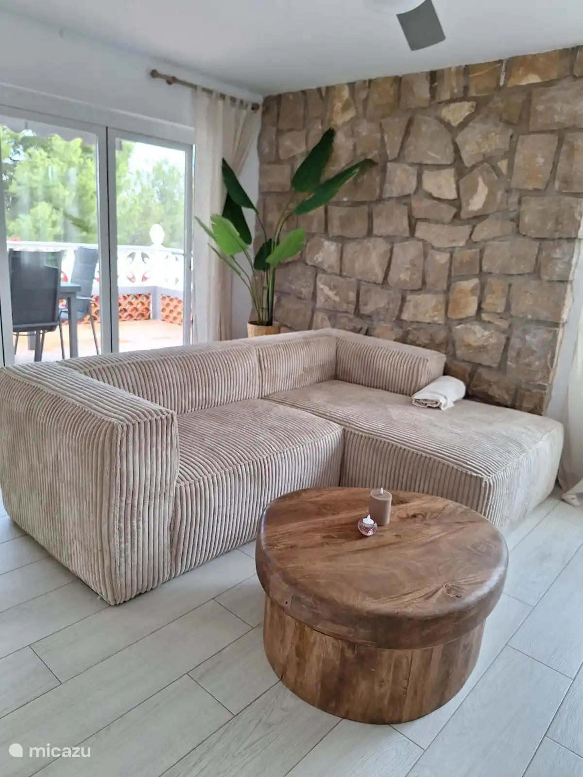 El sofá esquinero con mesa de centro