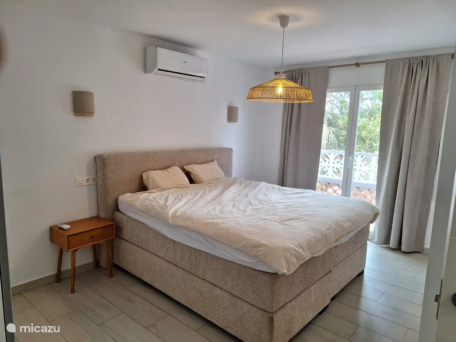 El dormitorio con cama king-size y aire acondicionado