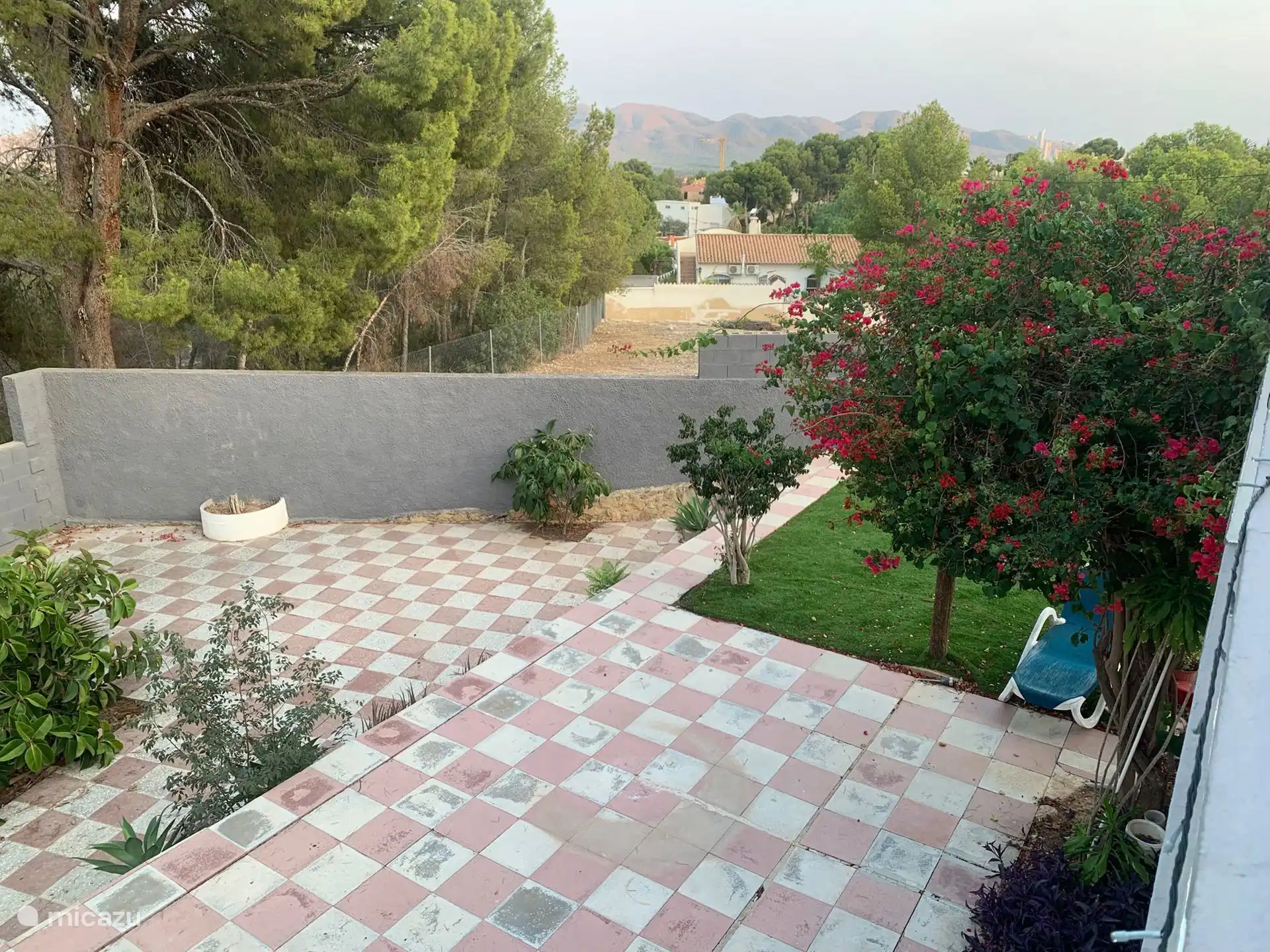 Este es también el patio trasero desde el balcón