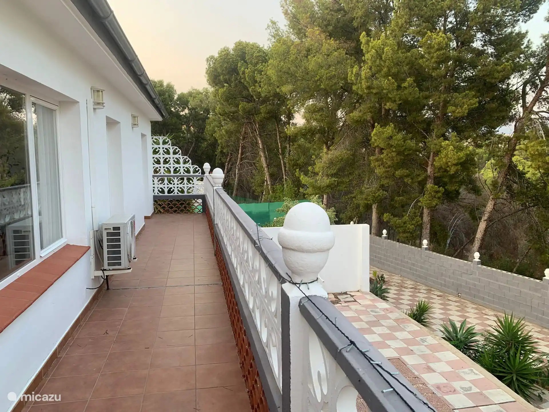 Balcón cerca de los dormitorios. El balcón y también el jardín se pueden utilizar