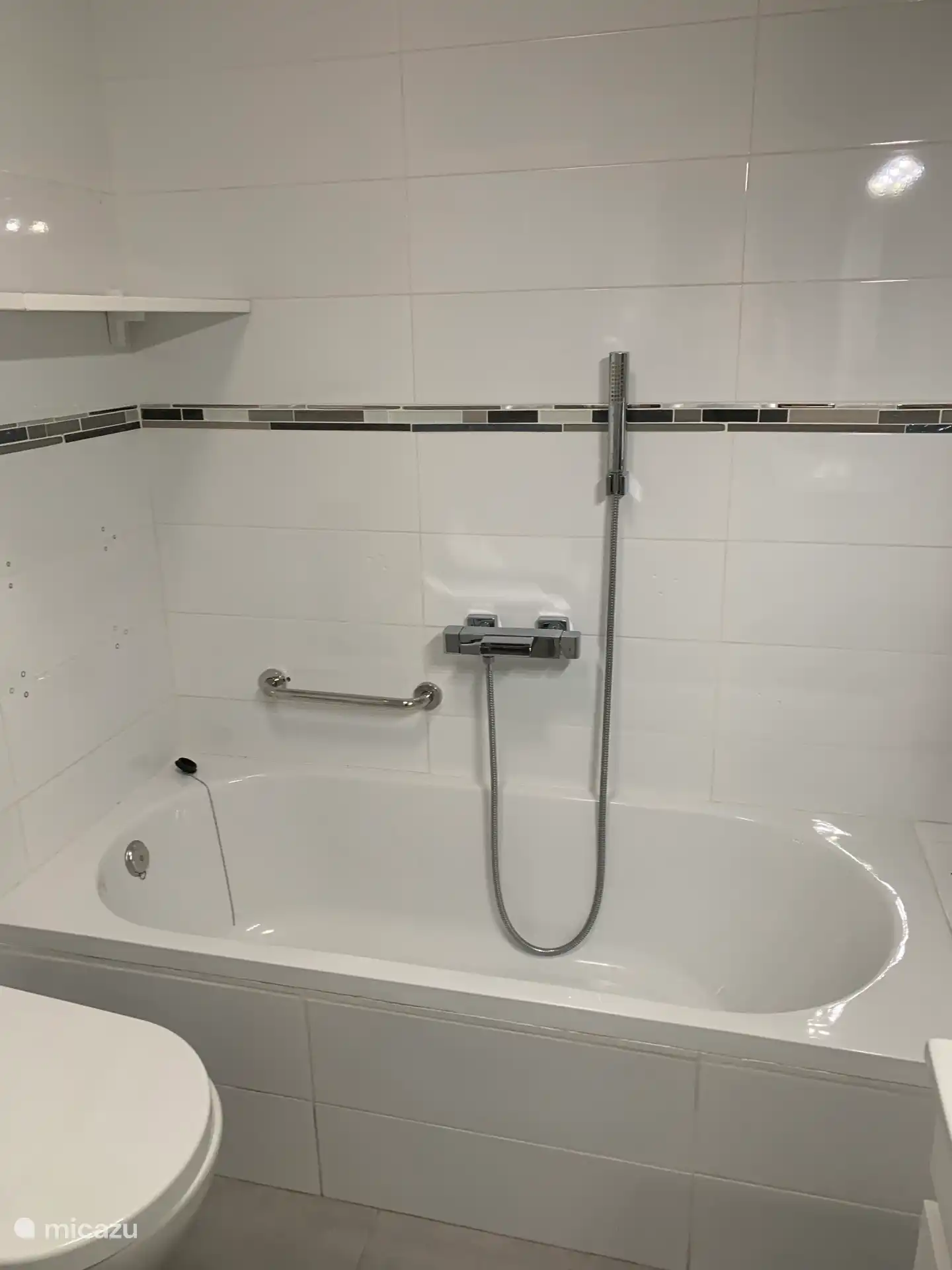 Una bañera y un inodoro en el baño del dormitorio 2