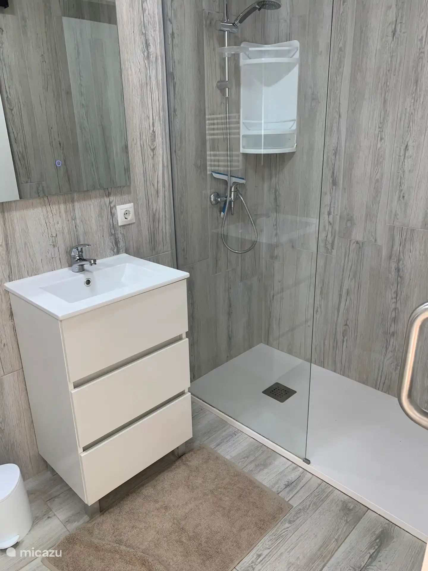 Baño en el dormitorio 1 con ducha y WC