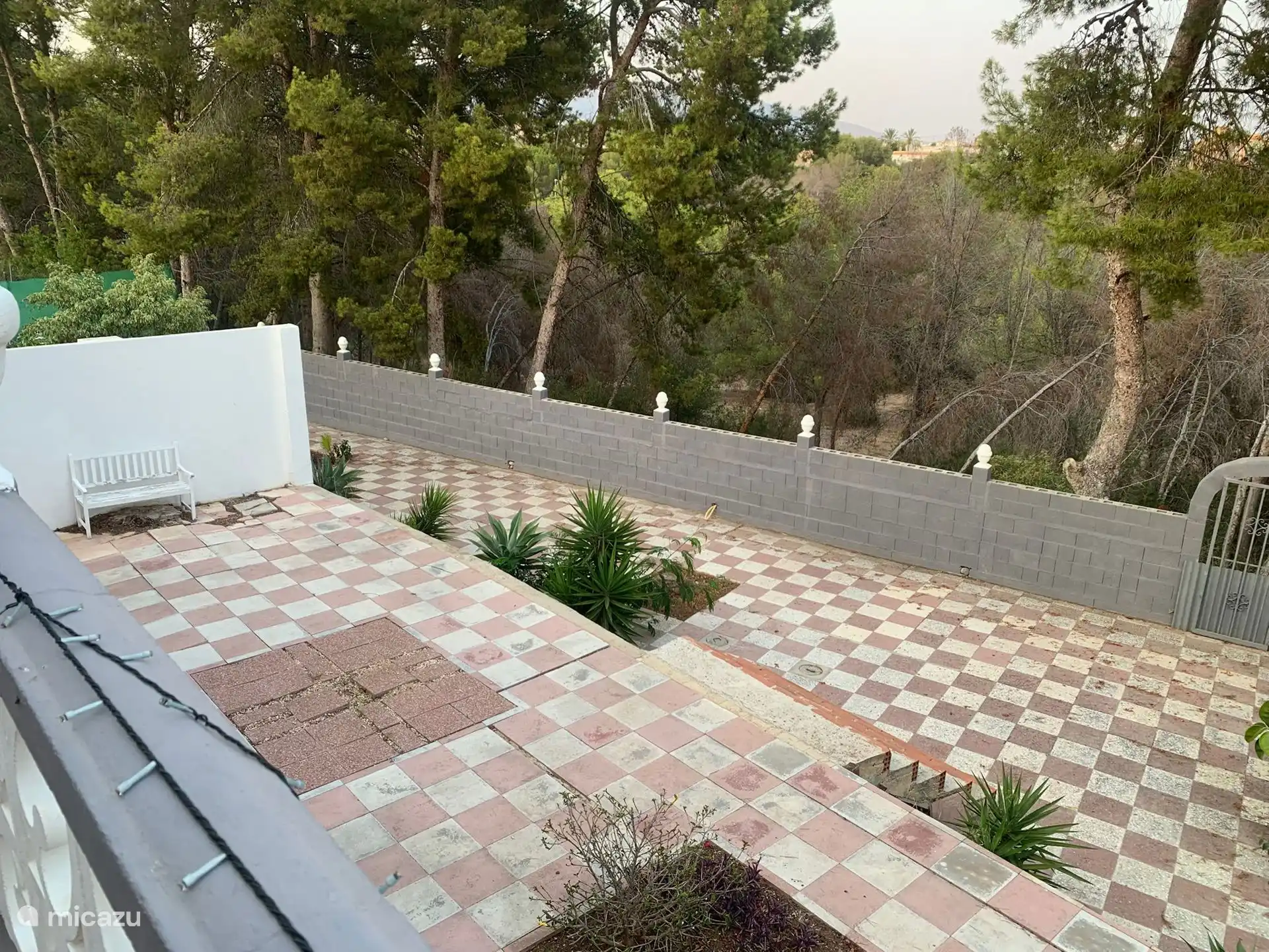 El patio trasero a la izquierda