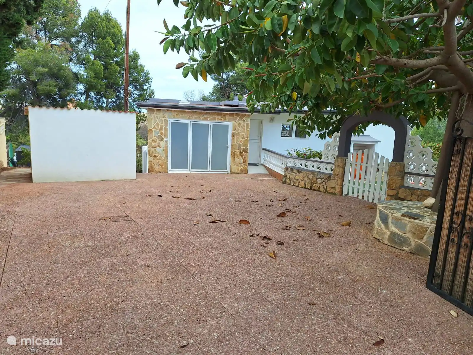El camino de entrada cerrado y la entrada a la Villa