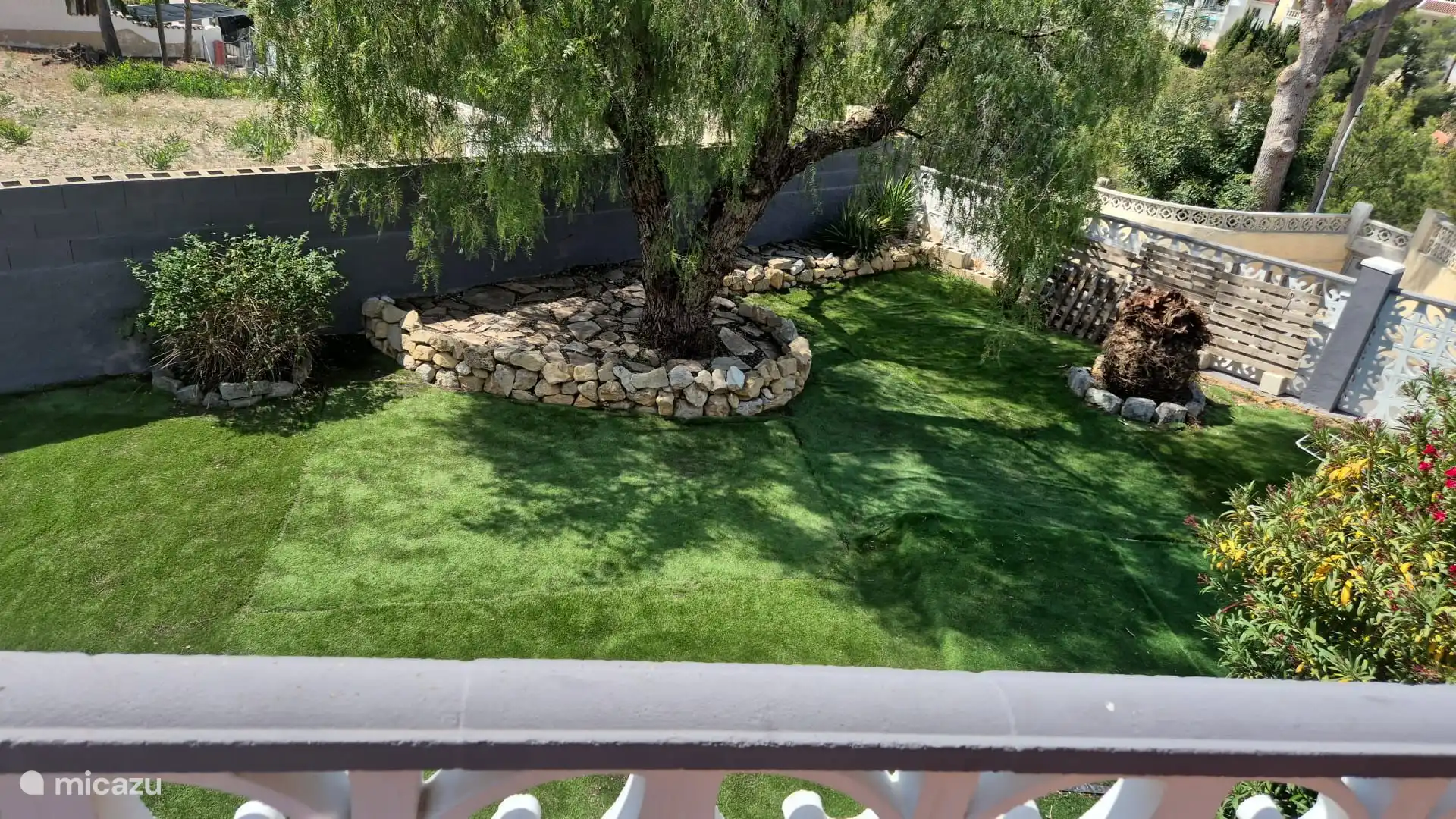 la Villa está completamente rodeada por un jardín. Este es el lado derecho del jardín