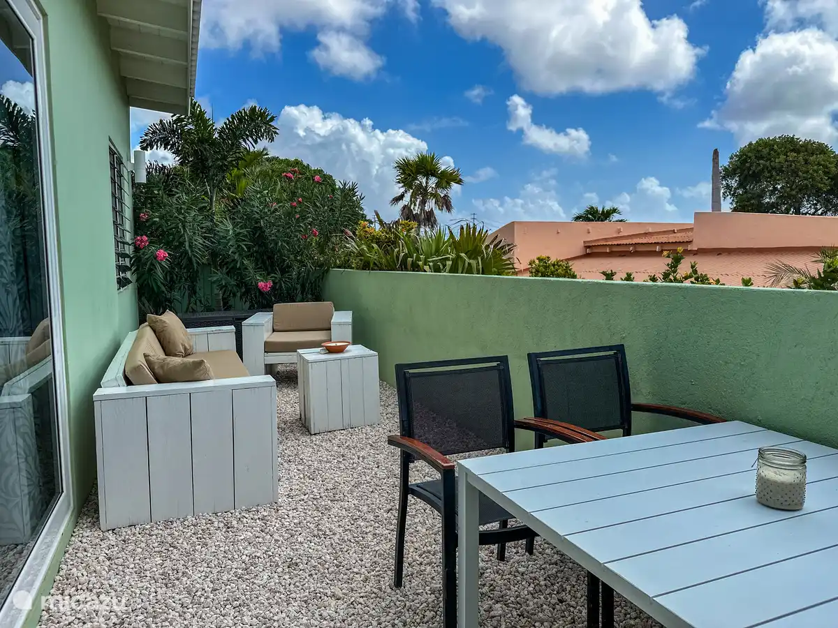 Erste Terrasse mit Loungebereich und Gartenmöbeln