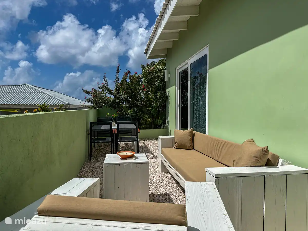 Erste Terrasse mit Loungebereich und Gartenmöbeln