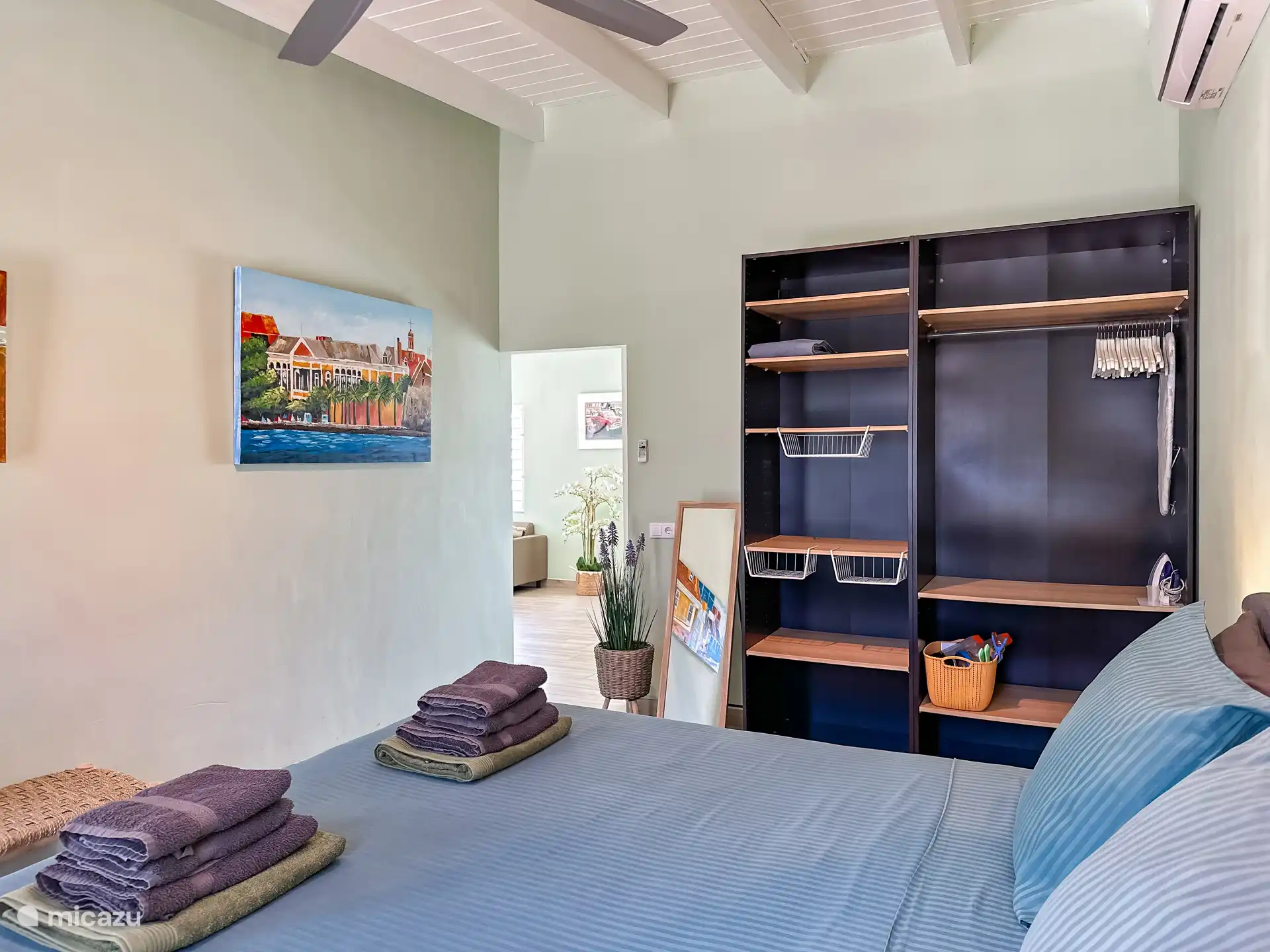 Dormitorio con cama king size (210 cm de largo)