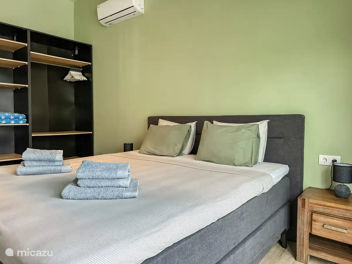 Schlafzimmer mit Kingsize-Bett (210 cm lang)