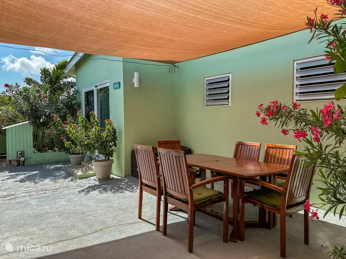 Zweite Terrasse mit Gartenmöbeln