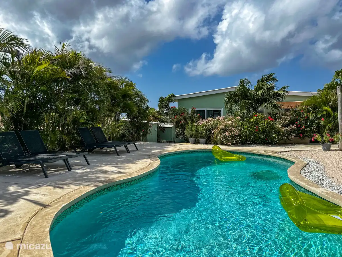 Gemeinsamer Raum mit Swimmingpool