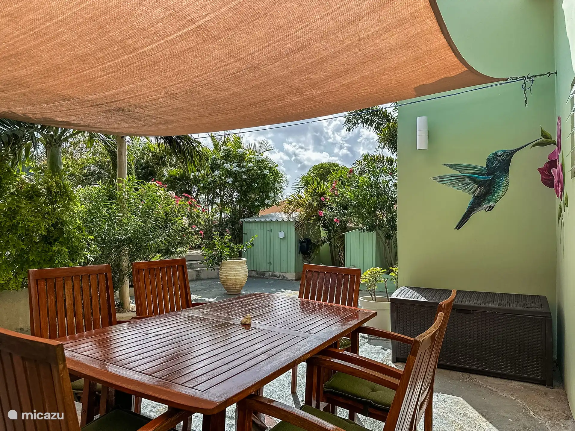 Segunda terraza con mobiliario de jardín