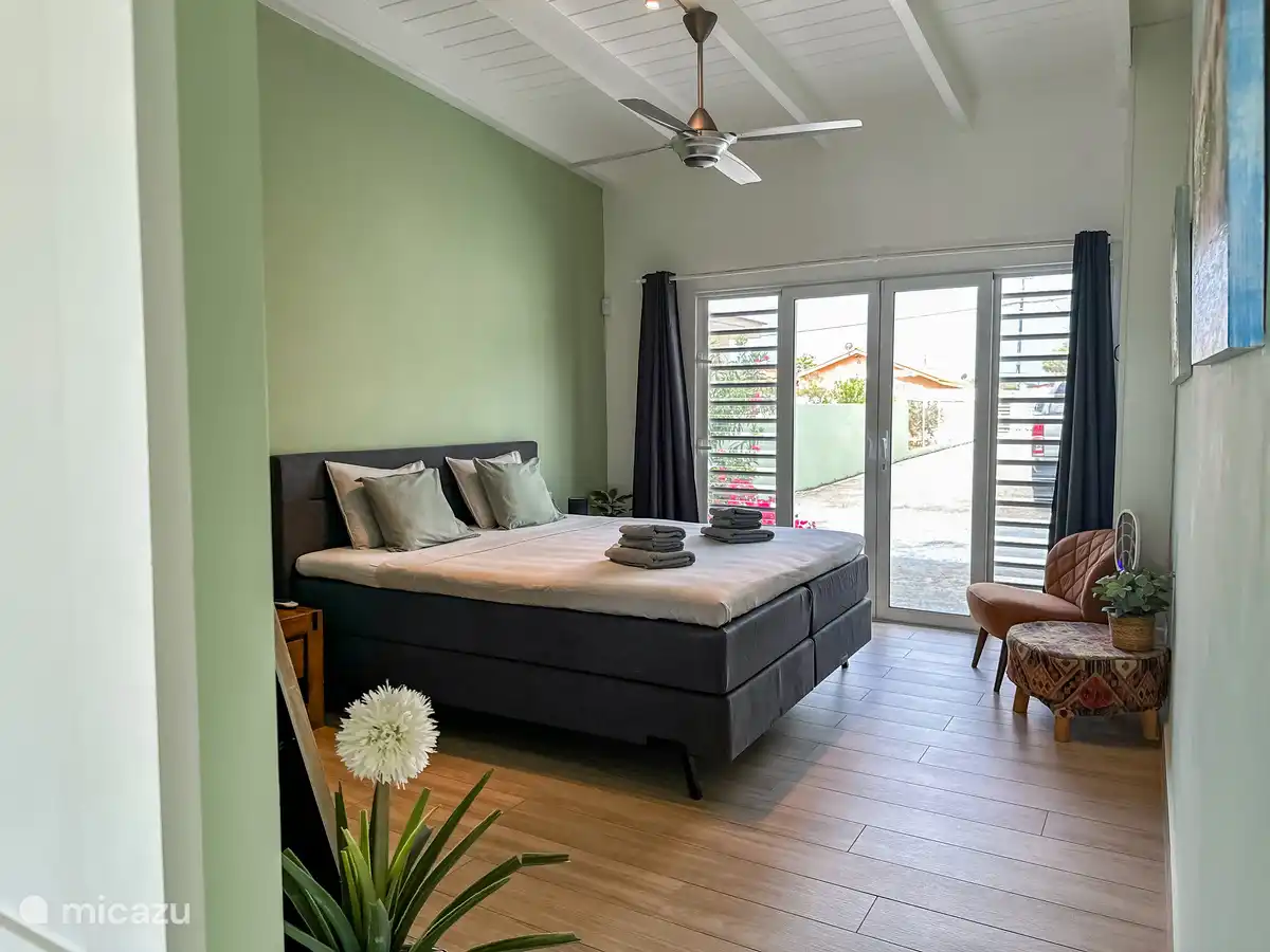 Schlafzimmer mit Kingsize-Bett (210 cm lang)