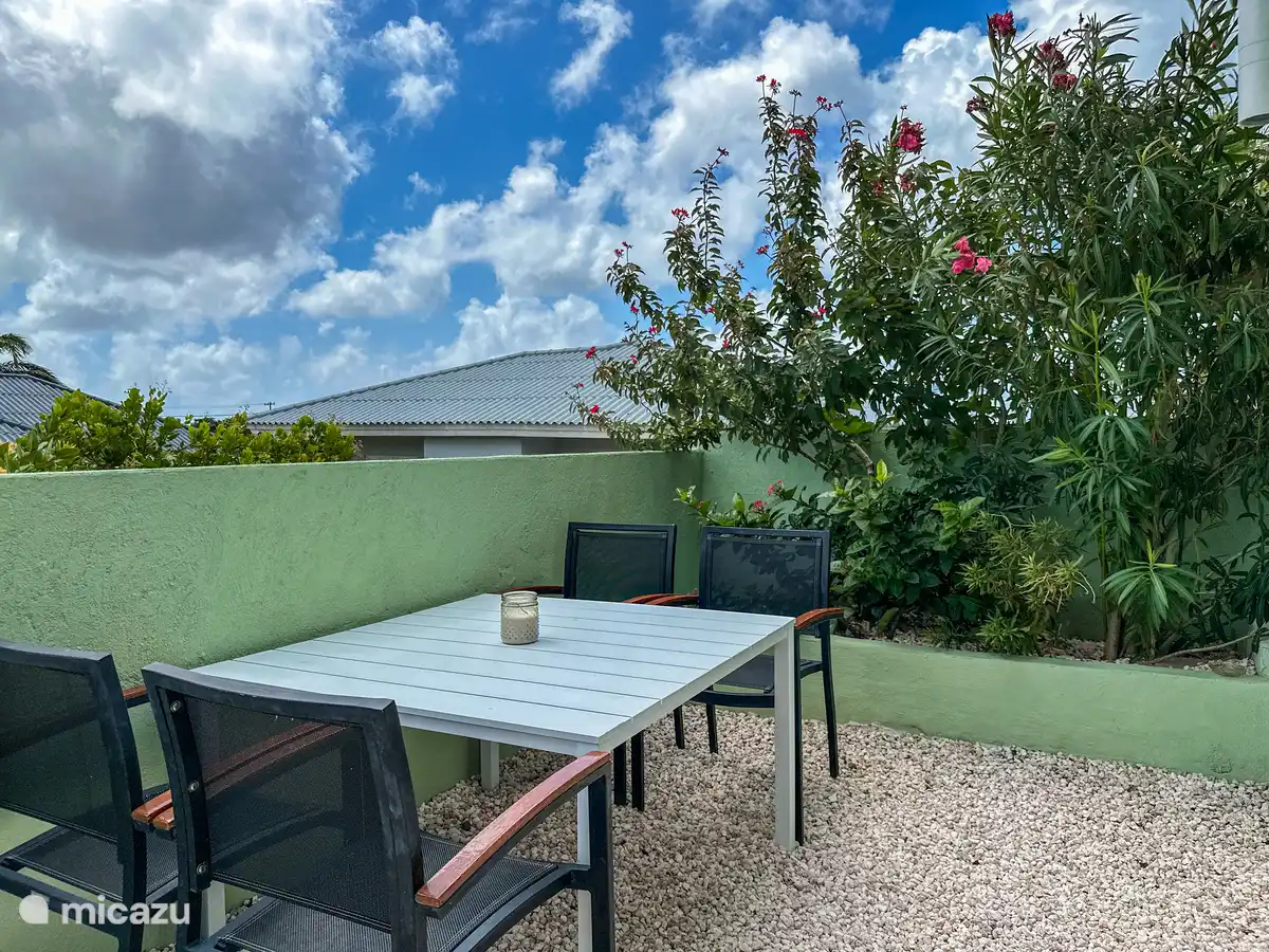 Erste Terrasse mit Gartenmöbeln