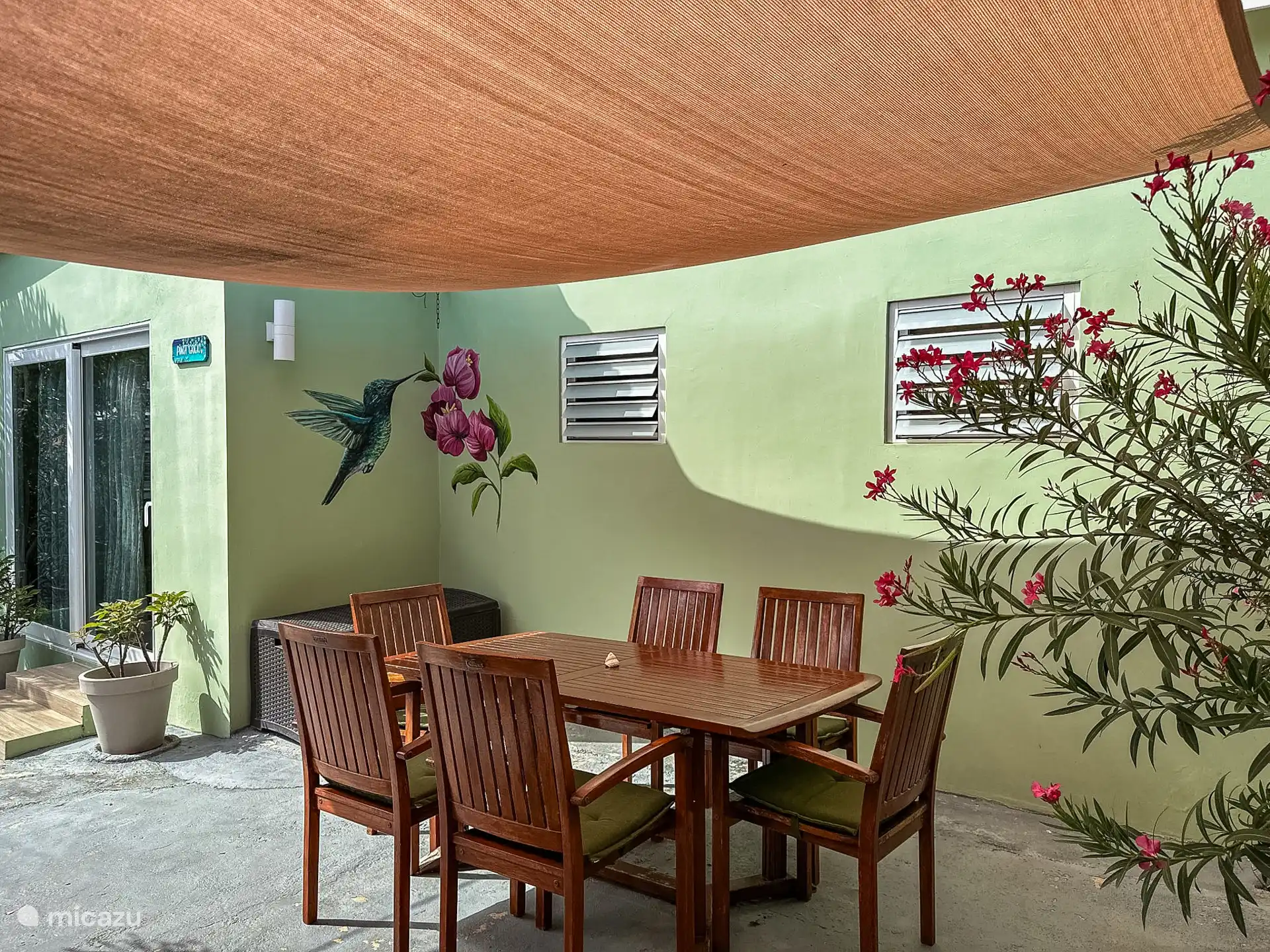 Segunda terraza con mobiliario de jardín