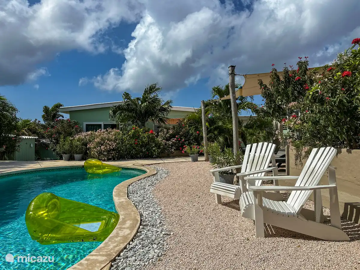 Gemeinsamer Raum mit Swimmingpool