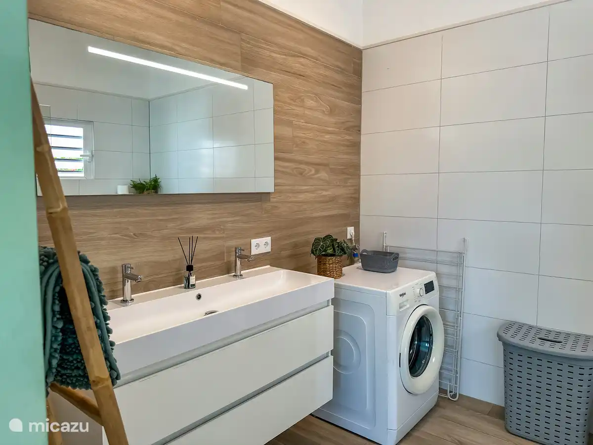 Badezimmer mit Waschmaschine