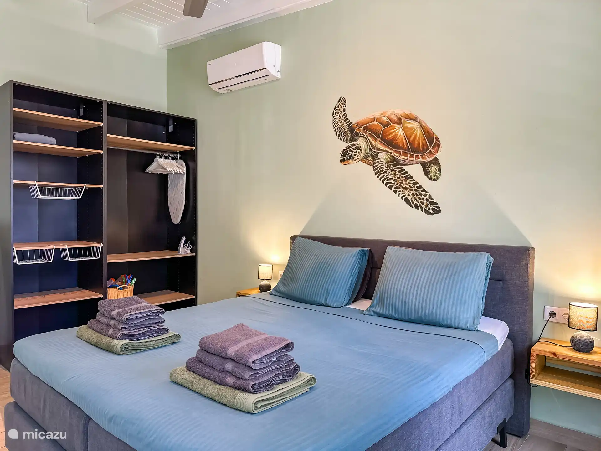 Dormitorio con cama king size (210 cm de largo)