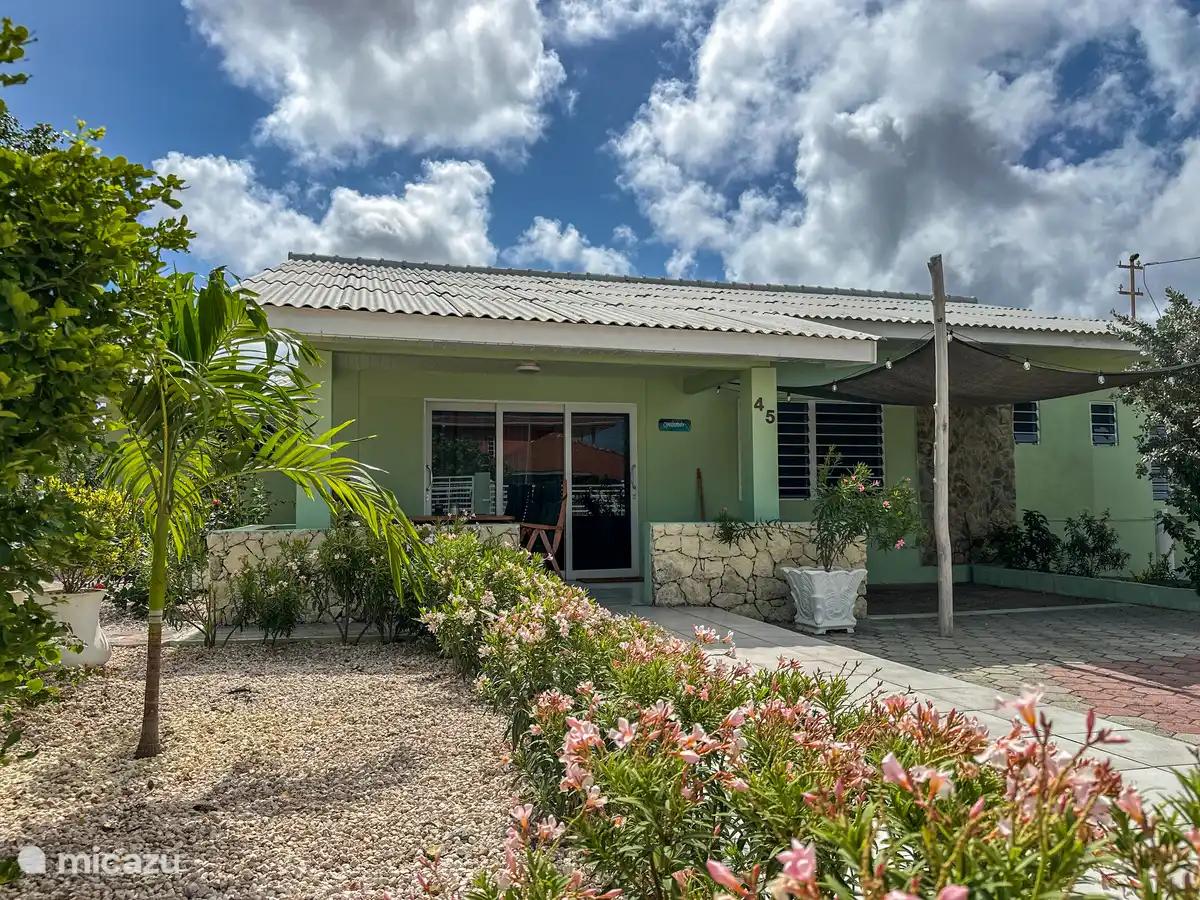 Entrance apartment with private driveway