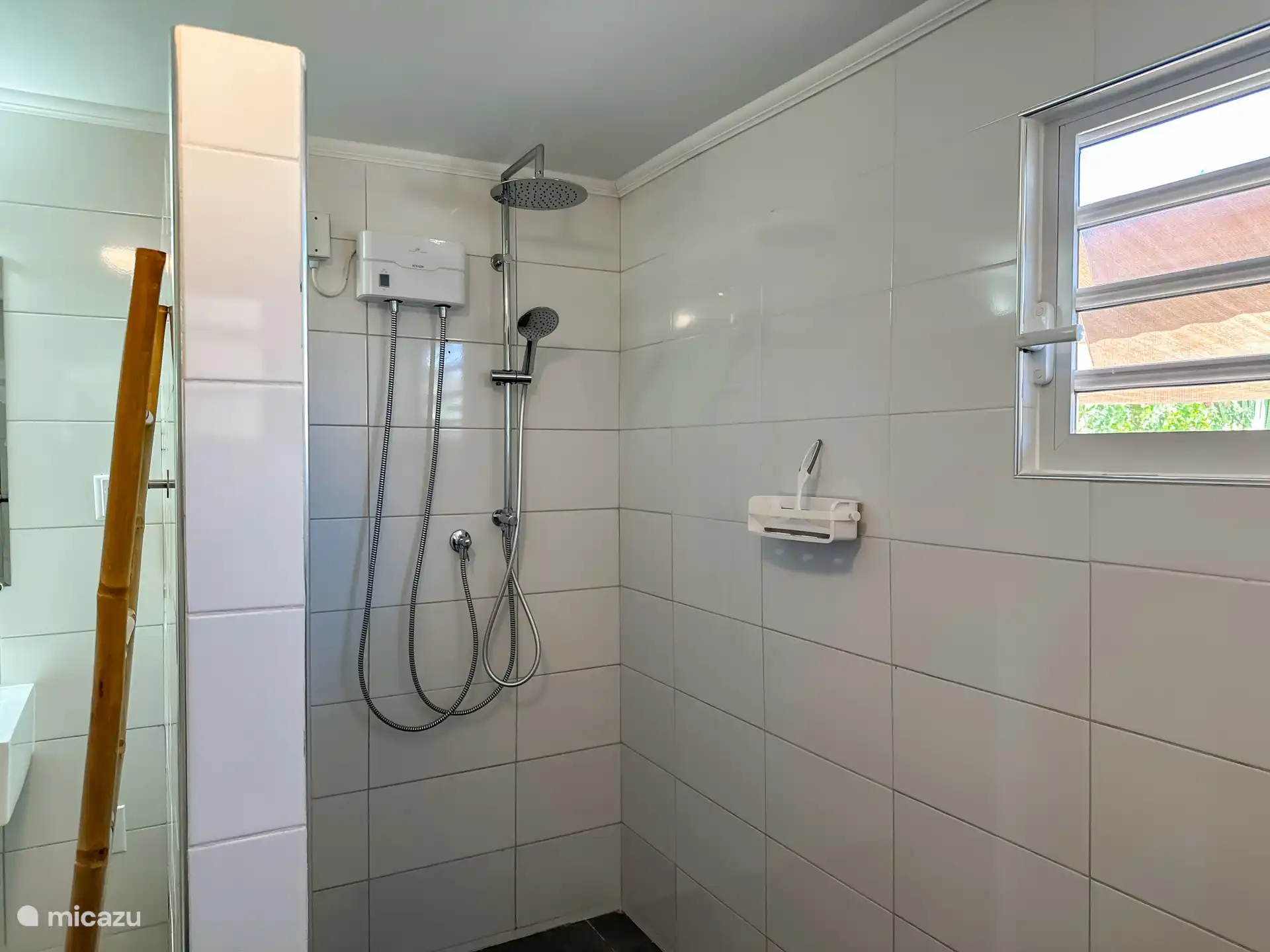 Badkamer met verwarmde douche