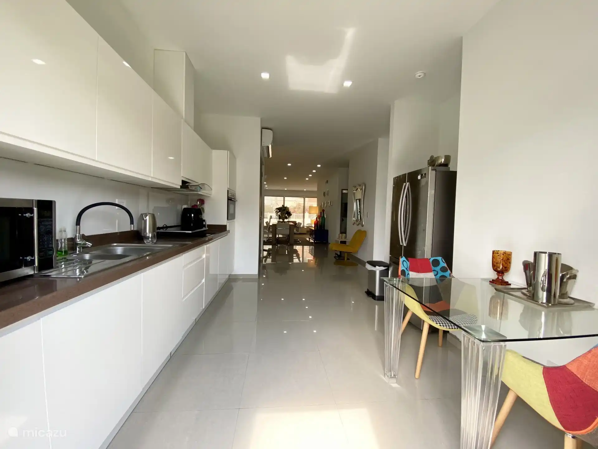 Amplia cocina abierta